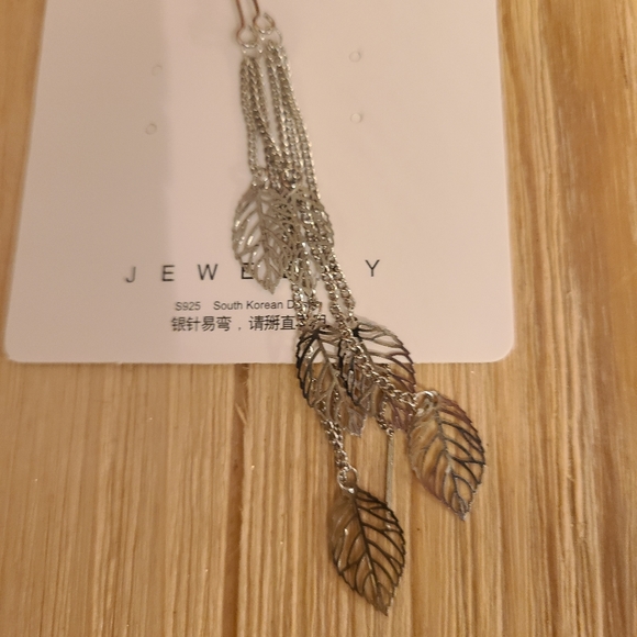 🍃🍃NEW🍃🍃Gorgeous Threaded Leaf Dangle Earrings in SILVER - Picture 12 of 13